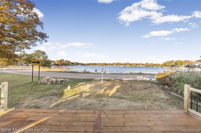 8665 Cooley Lake Road, Commerce Charter Township, MI 48382