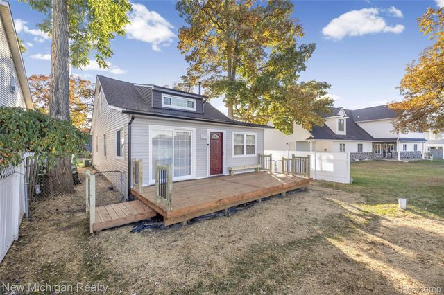 8665 Cooley Lake Road, Commerce Charter Township, MI 48382