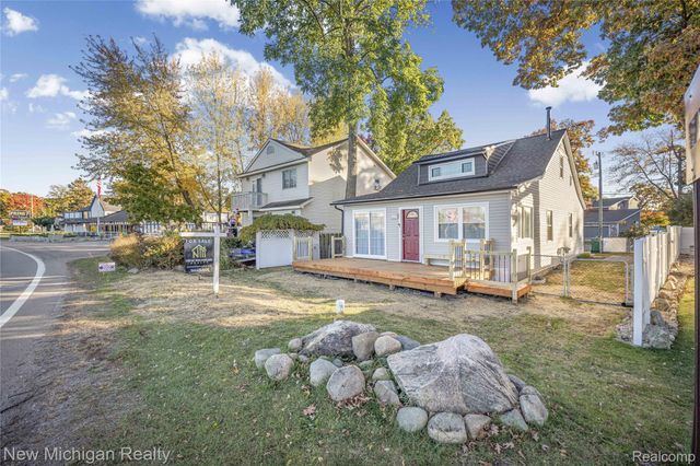 8665 Cooley Lake Road, Commerce Charter Township, MI 48382