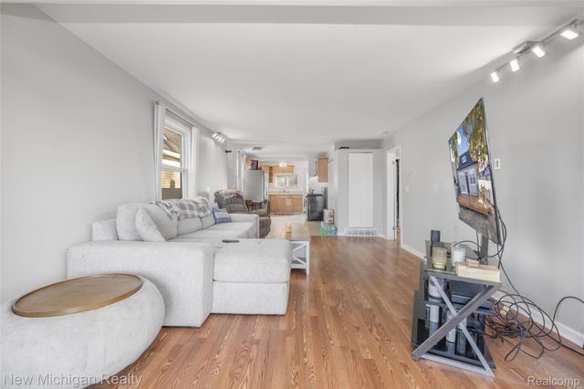 8665 Cooley Lake Road, Commerce Charter Township, MI 48382