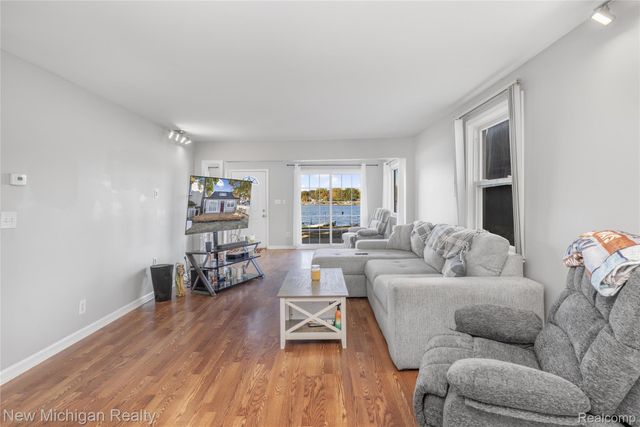 8665 Cooley Lake Road, Commerce Charter Township, MI 48382