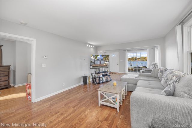 8665 Cooley Lake Road, Commerce Charter Township, MI 48382