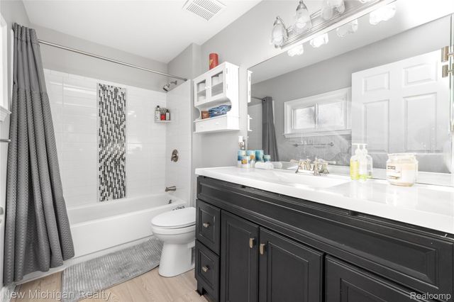 8665 Cooley Lake Road, Commerce Charter Township, MI 48382