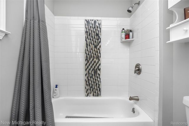 8665 Cooley Lake Road, Commerce Charter Township, MI 48382