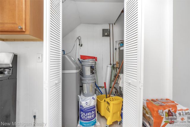 8665 Cooley Lake Road, Commerce Charter Township, MI 48382