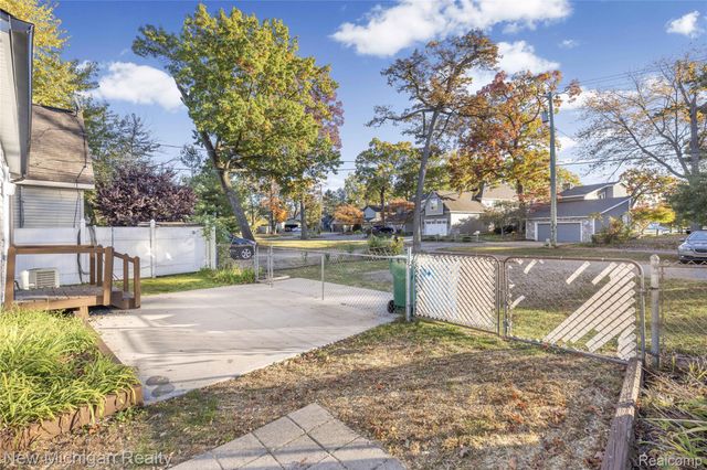 8665 Cooley Lake Road, Commerce Charter Township, MI 48382