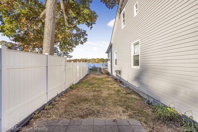 8665 Cooley Lake Road, Commerce Charter Township, MI 48382