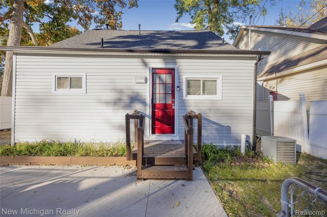 8665 Cooley Lake Road, Commerce Charter Township, MI 48382