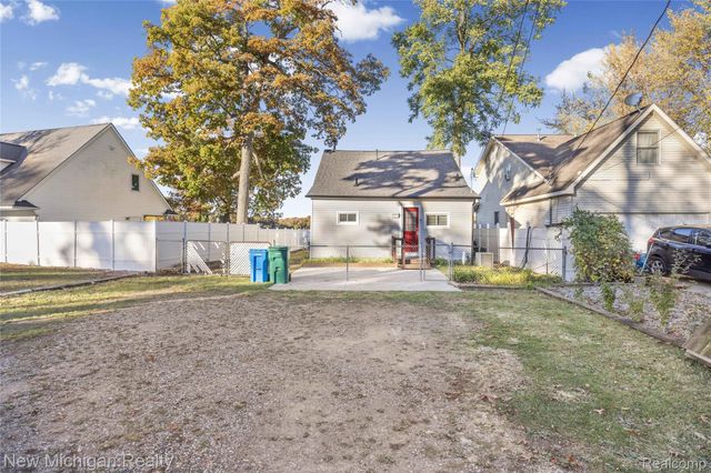 8665 Cooley Lake Road, Commerce Charter Township, MI 48382