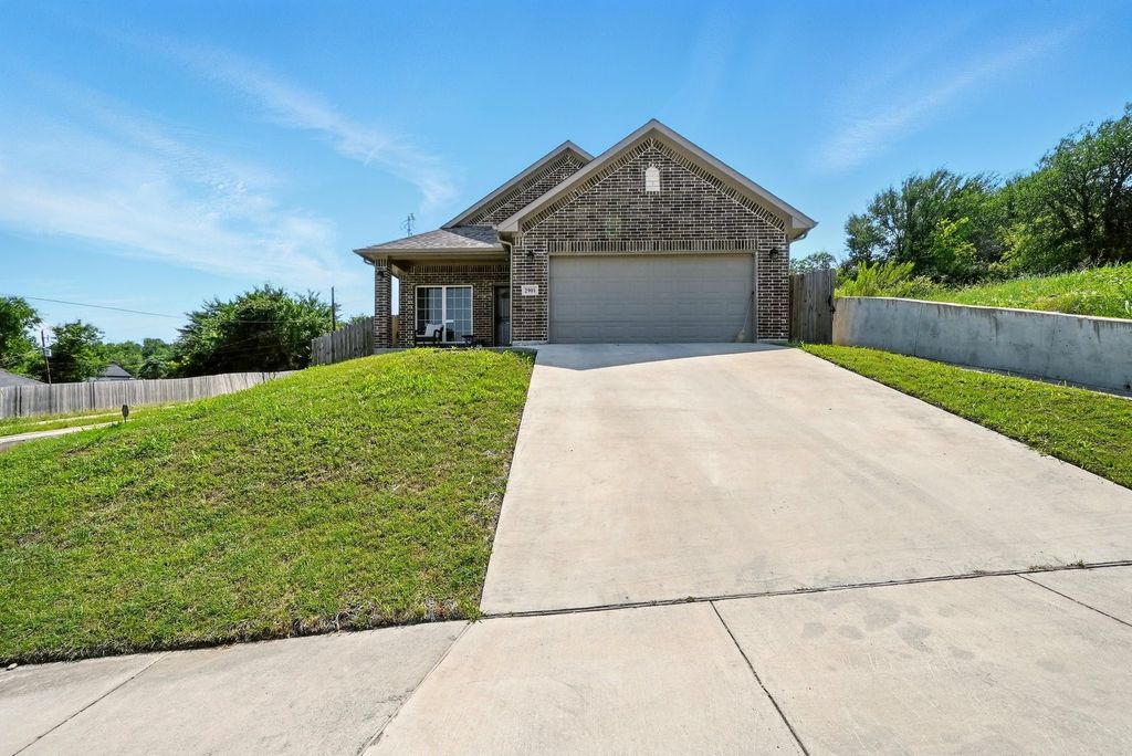 2901 18th Street, Fort Worth, TX 76106