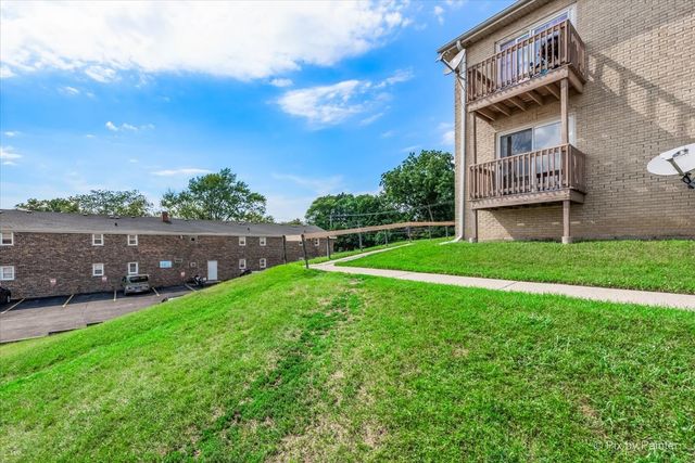 821 Bode Road 8, Elgin, IL 60120