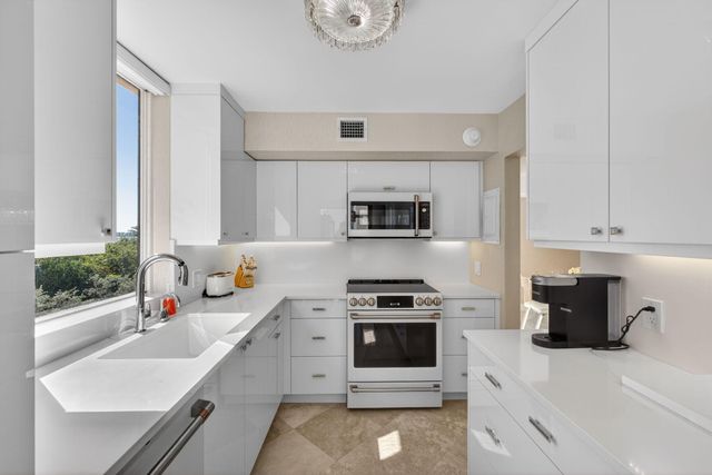 5380 N Ocean Drive 3b, Singer Island, FL 33404