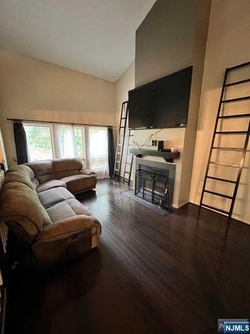7 Dogwood Court, Woodland Park, NJ 07424