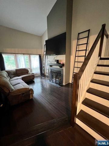 7 Dogwood Court, Woodland Park, NJ 07424