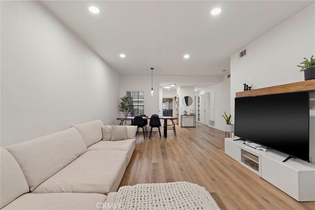 2504 W Macarthur Boulevard I, Santa Ana, CA 92704