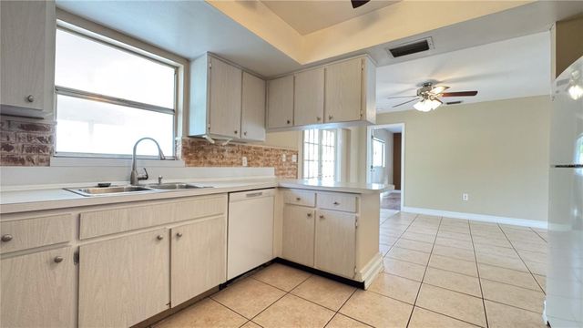 933 SE 26TH STREET, Cape Coral, FL 33904