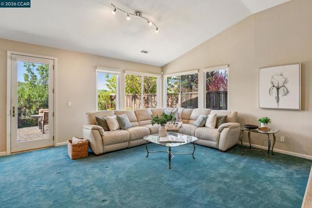 5374 Fernbank Dr, Concord, CA 94521