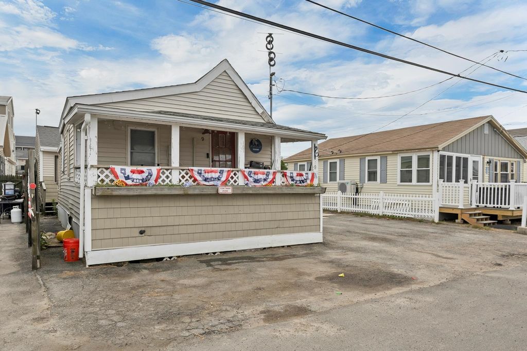 Image 2 of property listing at 9 Riverview Terrace, Hampton, NH 03842