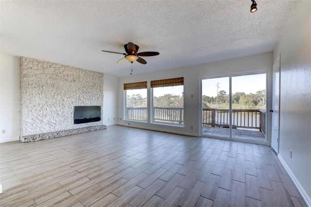2137 Casa Rio Circle, Dickinson, TX 77539
