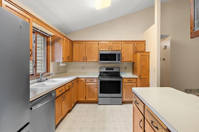 2879 Devonshire Place, Woodbury, MN 55125
