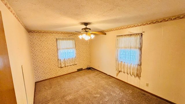 101 Alice Ave, Newton, KS 67114