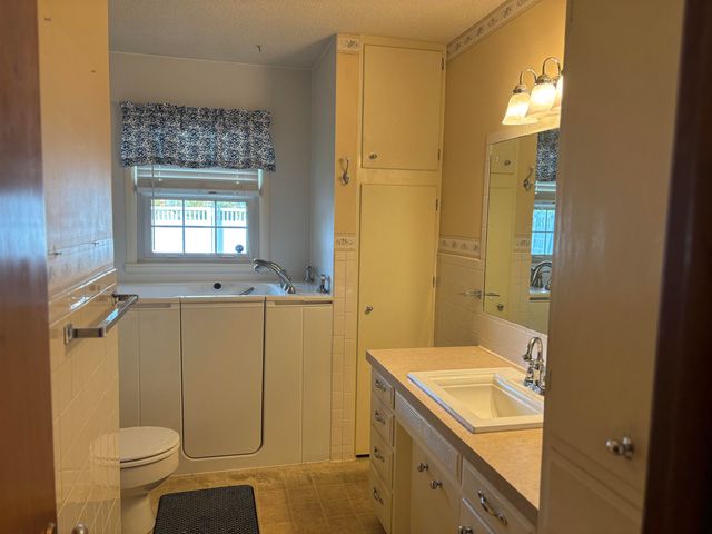 101 Alice Ave, Newton, KS 67114