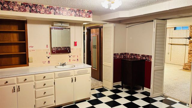 101 Alice Ave, Newton, KS 67114