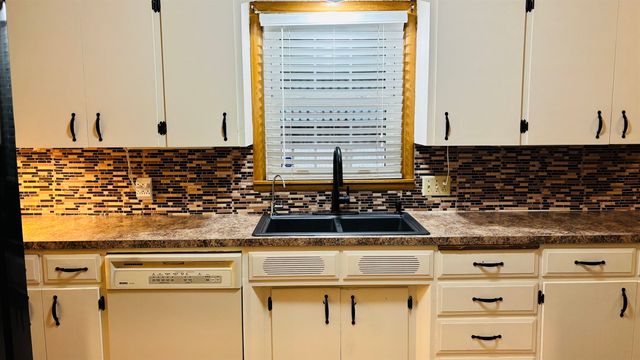 101 Alice Ave, Newton, KS 67114