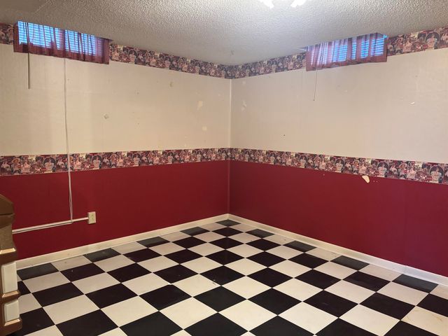 101 Alice Ave, Newton, KS 67114