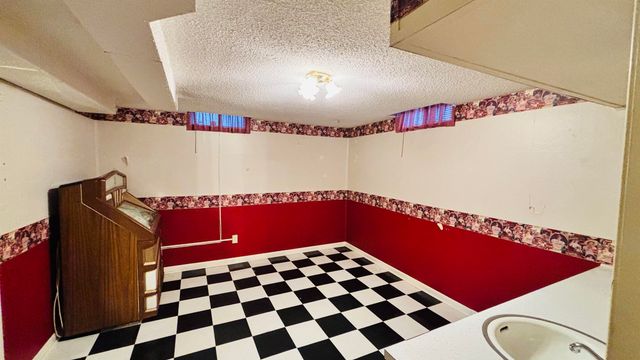 101 Alice Ave, Newton, KS 67114