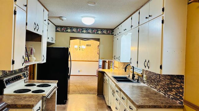 101 Alice Ave, Newton, KS 67114