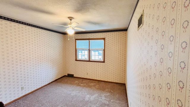 101 Alice Ave, Newton, KS 67114