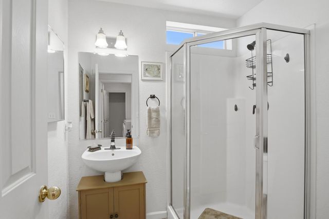 884 Kathy Ct, Los Banos, CA 93635