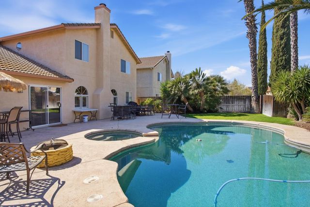 884 Kathy Ct, Los Banos, CA 93635