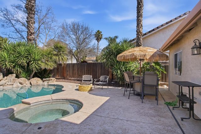 884 Kathy Ct, Los Banos, CA 93635