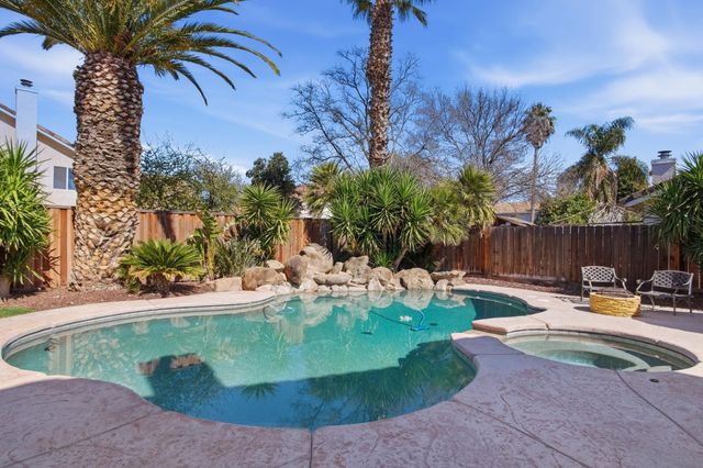 884 Kathy Ct, Los Banos, CA 93635