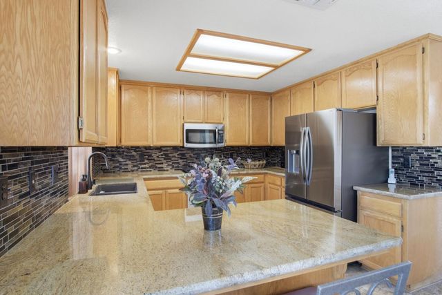 884 Kathy Ct, Los Banos, CA 93635