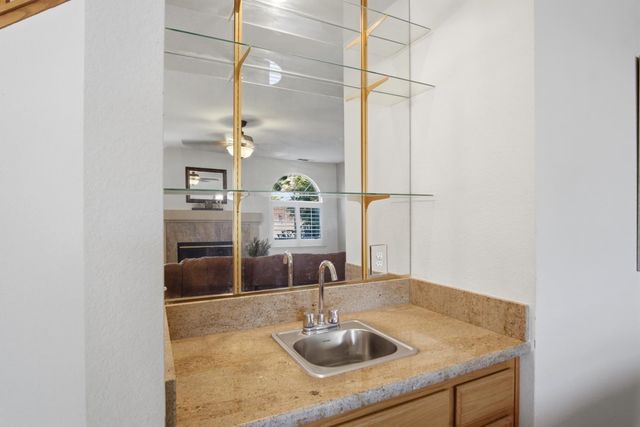 884 Kathy Ct, Los Banos, CA 93635