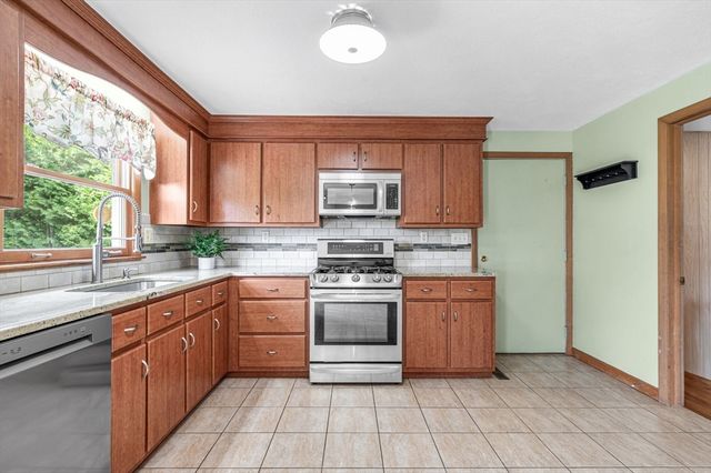 17 Breton Ln, Holyoke, MA 01040