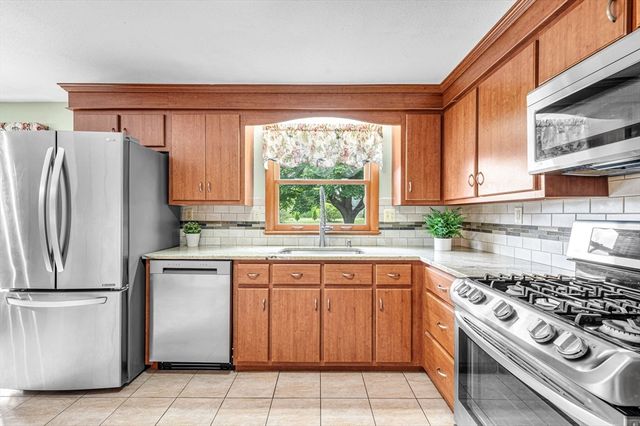 17 Breton Ln, Holyoke, MA 01040
