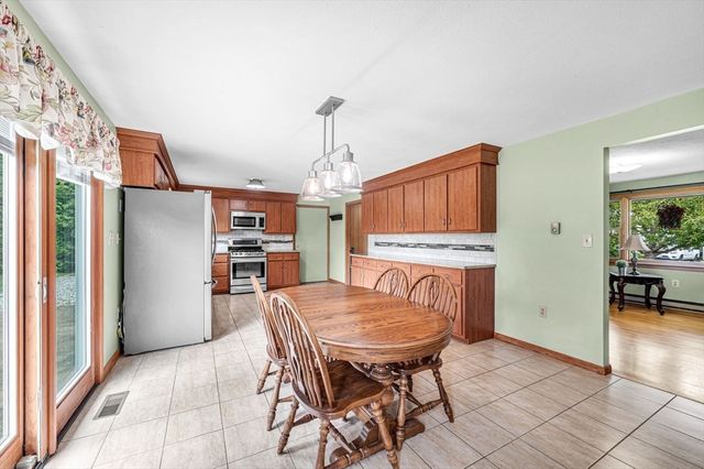 17 Breton Ln, Holyoke, MA 01040