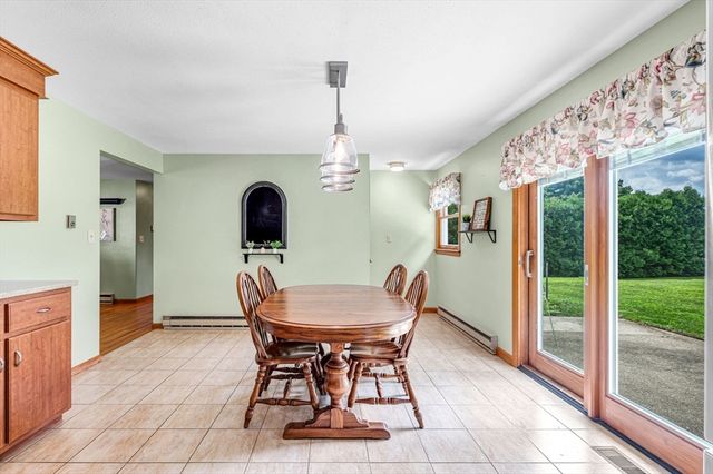 17 Breton Ln, Holyoke, MA 01040