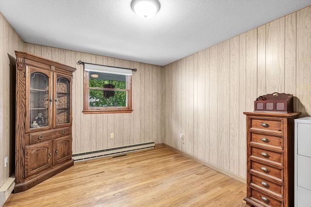 17 Breton Ln, Holyoke, MA 01040
