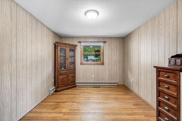 17 Breton Ln, Holyoke, MA 01040