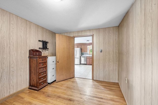 17 Breton Ln, Holyoke, MA 01040