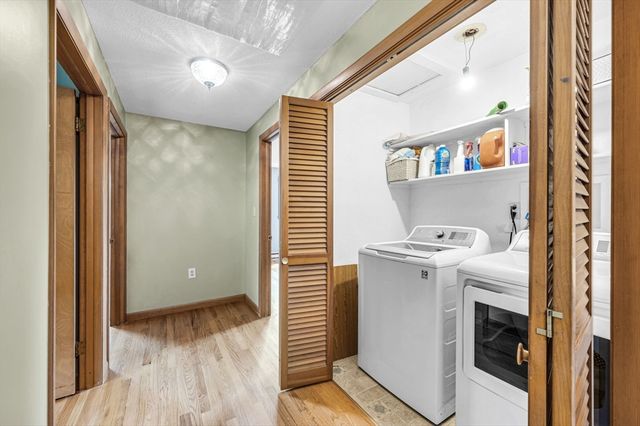 17 Breton Ln, Holyoke, MA 01040