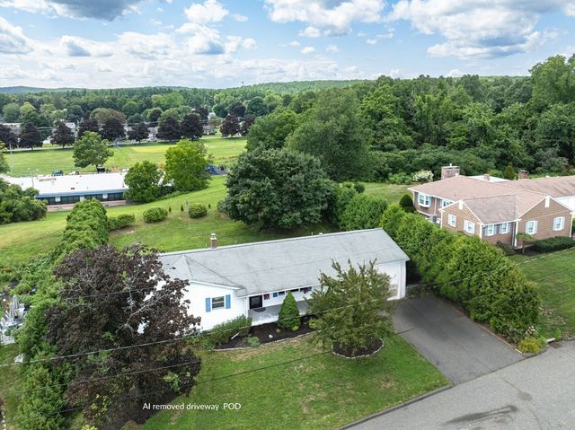 17 Breton Ln, Holyoke, MA 01040