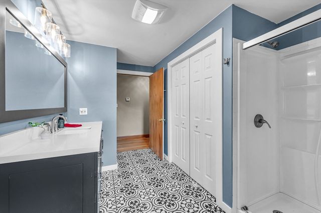 17 Breton Ln, Holyoke, MA 01040