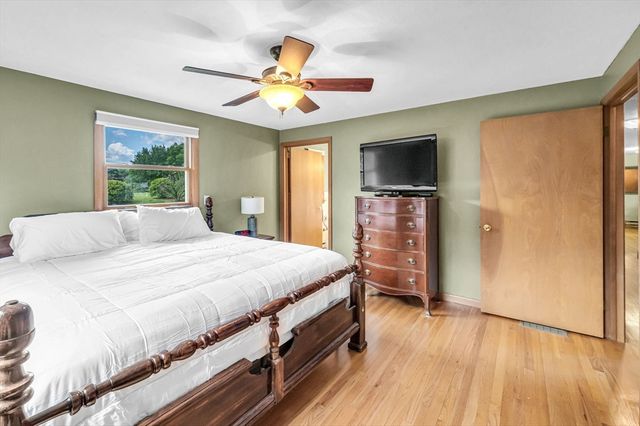 17 Breton Ln, Holyoke, MA 01040