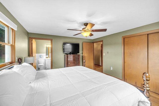 17 Breton Ln, Holyoke, MA 01040